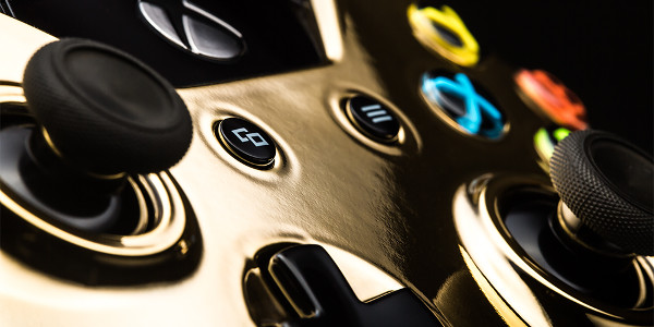 Playstation 4 e Xbox One com joysticks em ouro 24k